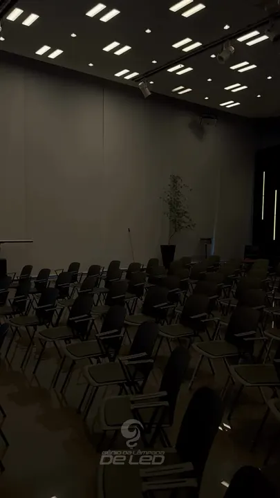 Tubos de LED suspensos sobre uma plateia