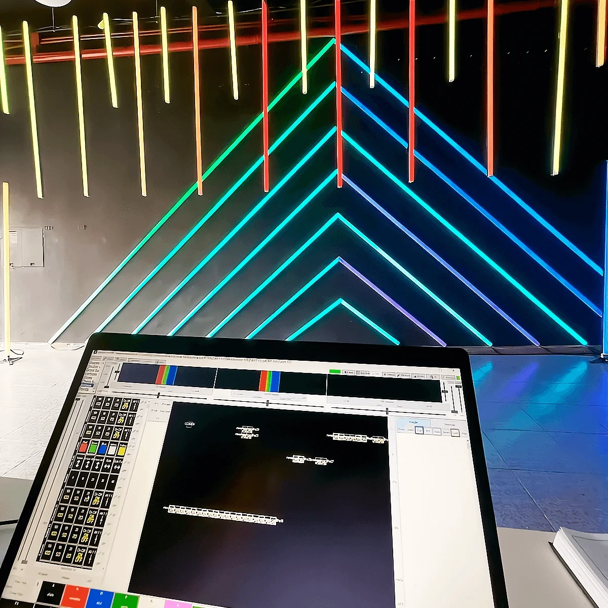 Linhas de LED em V coloridas, com a mesa de controle à frente