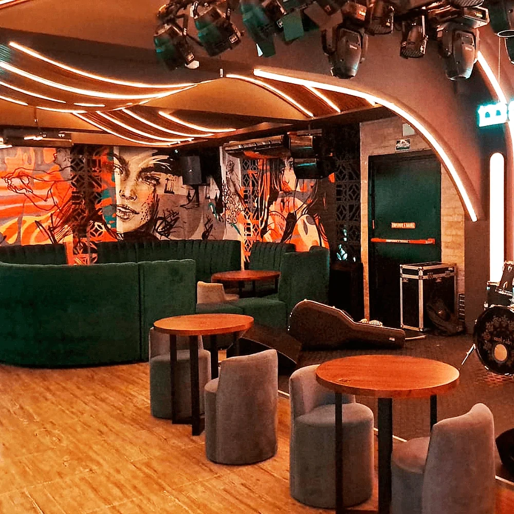 Lounge com linhas curvas de LED no teto